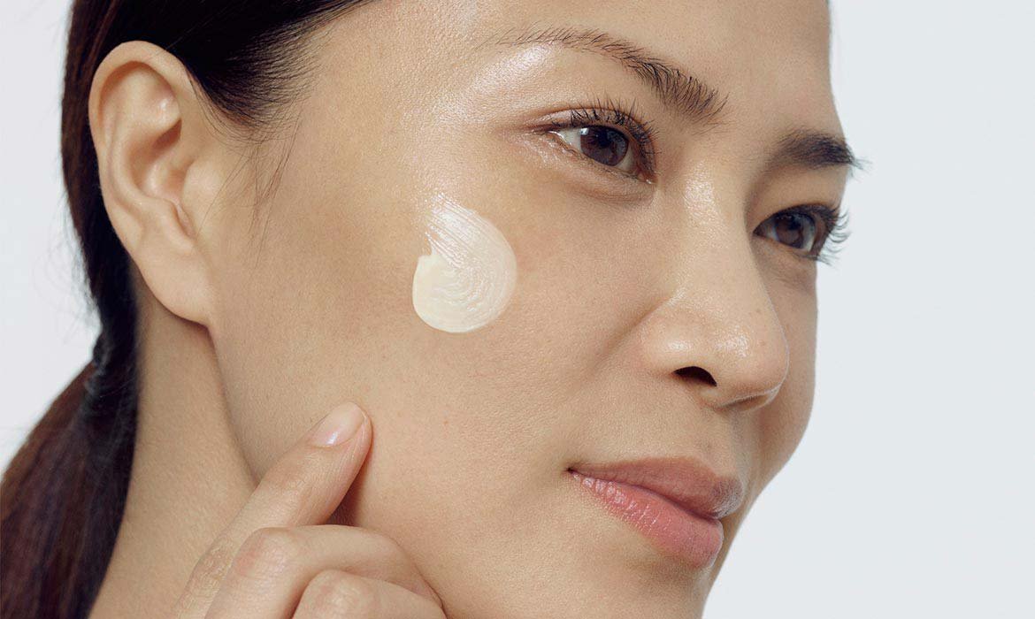 Aplica la Crema de día con SPF 30 de Revitalift Clásico de L’Oréal Paris para tener una piel sana e hidratada cada día.